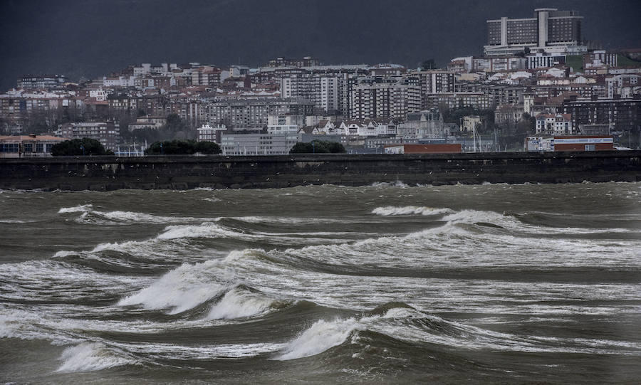 A consecuencia de las rachas, las olas podrán superar los 4 metros a lo largo del día.