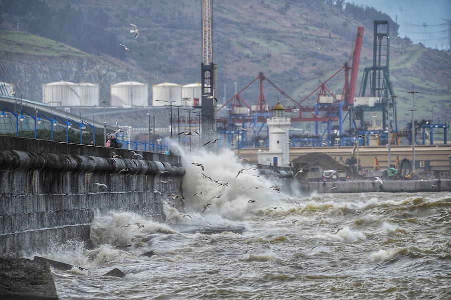 Las olas han llegado hasta el paseo del Puerto Deportivo de Getxo.