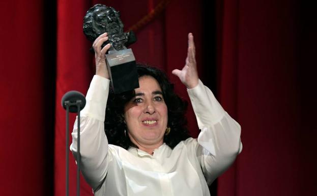 Imagen principal - Arantxa Echevarría, mejor directora novel por 'Carmen y Lola', y los actores Antonio de la Torre ('El reino') y Susi Sánchez ('La enfermedad del domingo').