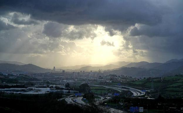 Vista desde Gallarta de las nubes de tormenta que se ciernen sobre Bilbao esta mañana.