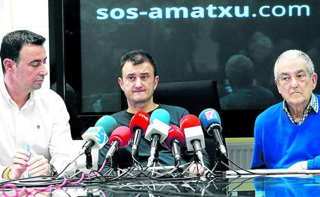 El alcalde Mikel Torres, a la izquierda, junto al esposo de Maribel Tellaetxe, Txema Lorente, y su hijo David, en el centro.