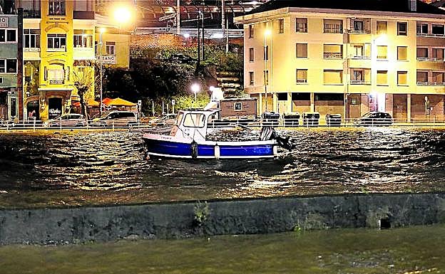 El desbordamiento de la ría la semana pasada en Zorrozaurre obligó a cortar la carretera.