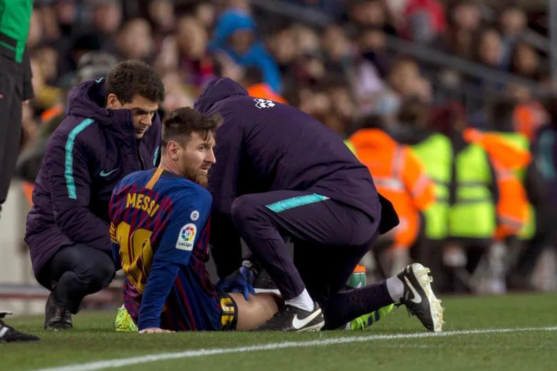 Leo Messi, atendido por los fisios del equipo blaugrana durante el encuentro ante el Valencia. 