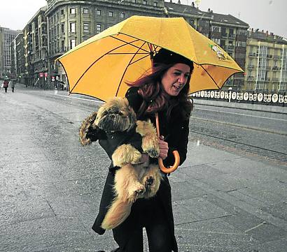 Imagen secundaria 2 - Estampas del temporal en Bilbao, Lekeitio y el santuario de Urkiola.