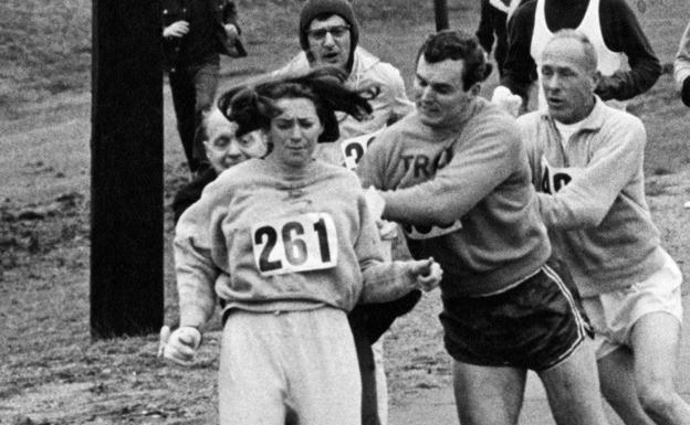 Uno de los organizadores del maratón de Boston de 1967 trata de impedir que KV Switzer participe en la prueba y el novio de la corredora le aparta de un empujón.