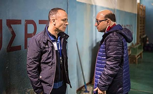 Imagen principal - Jesús Vidal con Javier Gutiérrez en 'Campeones' y con una camiseta del equipo de sus amores, la Real Sociedad, en el último Festival de San Sebastián.