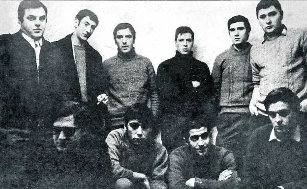 1970. Mikel Solaun, arriba a la izquierda, lideró desde dentro la fuga de la cárcel de Basauri, en la que lograron escapar diez miembros de ETA (en la imagen) y cinco presos comunes.