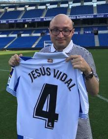 Imagen secundaria 2 - Jesús Vidal con Javier Gutiérrez en 'Campeones' y con una camiseta del equipo de sus amores, la Real Sociedad, en el último Festival de San Sebastián.