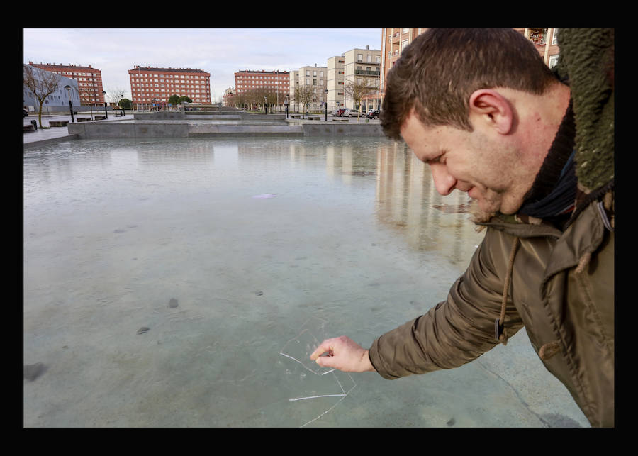 Fotos: Frío y resbalones en Vitoria en una jornada con heladas