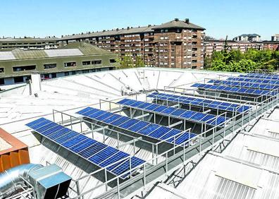 Imagen secundaria 1 - Arriba, planta solar ubicada en Salvatierra. Abajo a la izquierda, el palacio Europa tiene placas fotovoltaicas en su cubierta. Abajo a la derecha, paneles termosolares en un bloque residencial de Salburua. 