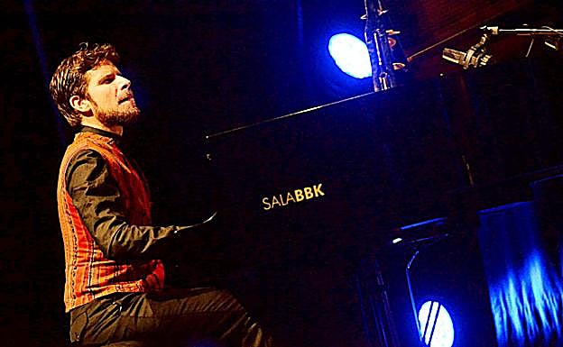 Marco Mezquida, el más elegante con su chaleco de cuadros 