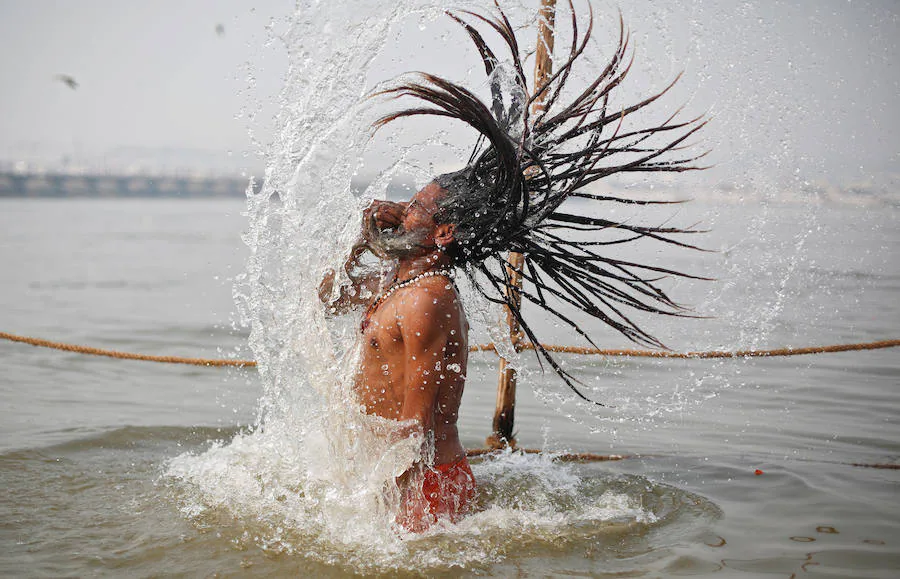 En la confluencia de tres de los ríos más sagrados en la mitología hindú, el Ganga, el Yamuna y el Saraswati, se celebra el festival Kumbh Mela. Este festival hindú que se celebra cada 12 años es uno de los más grandes de la India y a lo largo de cincuenta y dos días atrae a cien millones de peregrinos. Estos acuden a Allahabad para bañarse en las aguas sagradas de los ríos Ganges y Yamuna, cuya confluencia se halla en las inmediaciones de la ciudad. Además de los baños multitudinarios, la atracción principal del festival son la procesiones encabezadas por sadhus –hombres santos hindúes– que desfilan junto a elefantes, camellos, caballos, carrozas y bandas de música. 