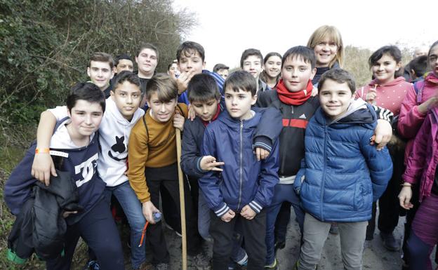 Leire Ziarsolo (la profesora) e Ibai, Borja, Xabier, Unai, Mikel Aratz, Edgar, Artiz y Egoitz, alumnos del instituto de Zorroza, cambiaron las aulas por el monte y se lo pasaron en grande.