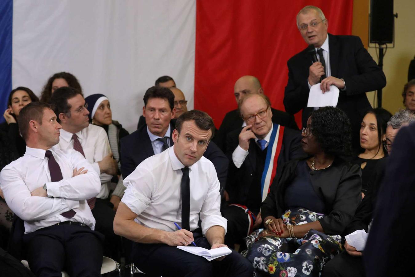 El presidente francés, Emmanuel Macron, con la camisa remangada durante una reunión del "Gran Debate Nacional" en Courcouronnes (Francia)