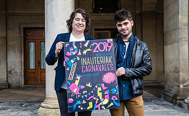 La concejala Estíbaliz Canto posa junto al ganador.