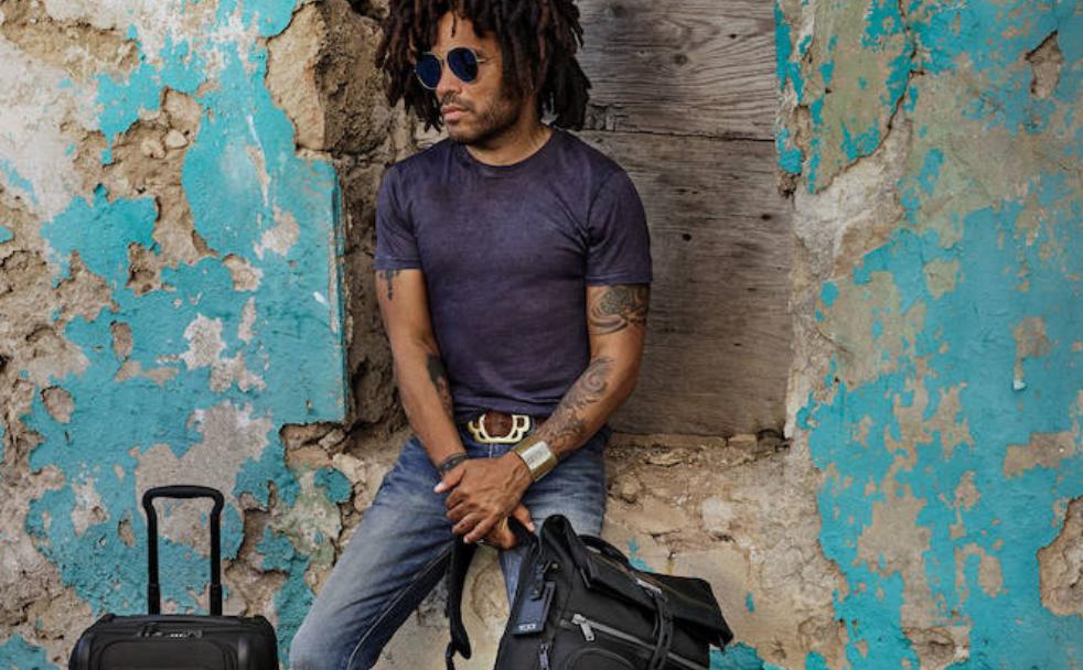 Lenny Kravitz posa con dos de las mochilas de viaje de la marca Tumi. 