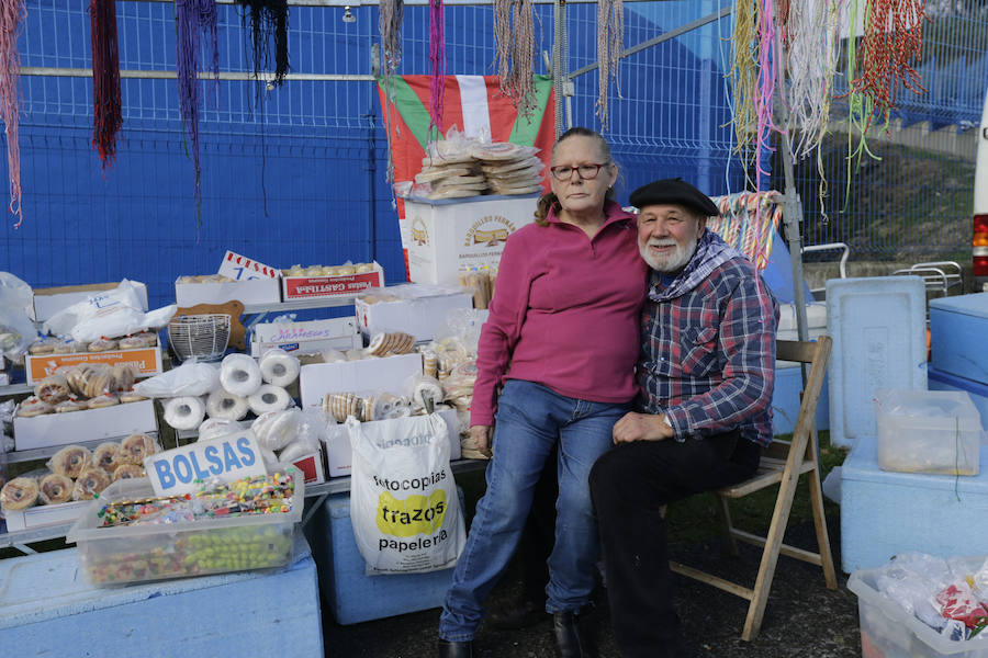 Un puesto habitual desde los años 90 es el que regentan Pedro Rodríguez y Maria Isabel Palacín, de Rekalde. «Empecé vendiendo laurel que robaba en la campa del 'bala-bala'», ha rememorado el hombre. .