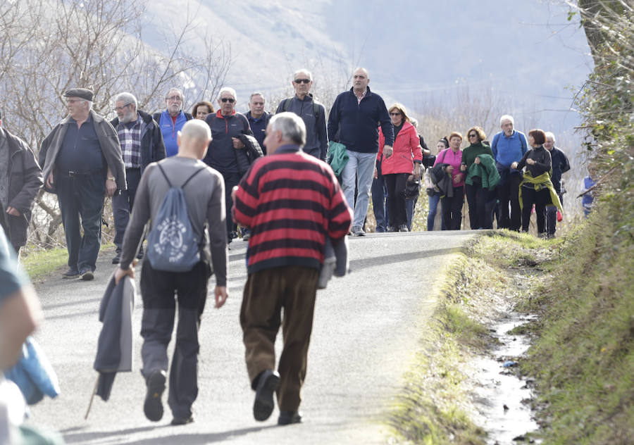 Hay quienes han madrugado para acudir hasta la ermita y otros han preferido caminar al mediodía. 