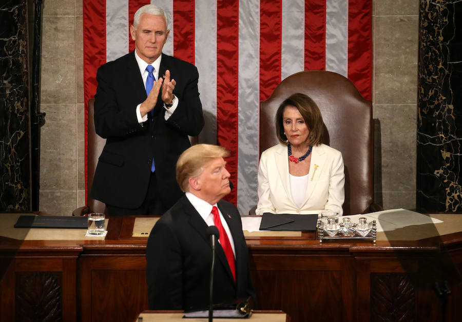 Trump pronuncia el discurso ante la atenta mirada del vicepresidente Mike Pence y la presidenta de la Cámara de Representantes Nancy Pelosi