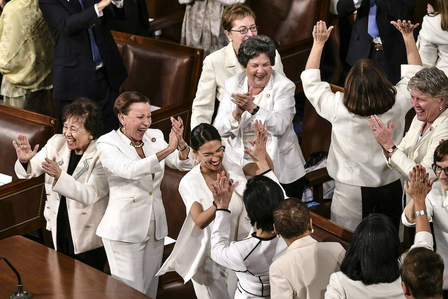 Demócratas del Congreso aplauden después de que Trump dijera que hay más mujeres en el Congreso que nunca.