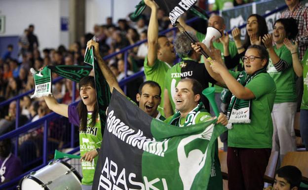 La afición en un partido del Araski.