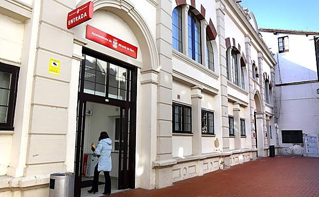 Acceso al Consistorio mirandés por la calle El Racimo. 