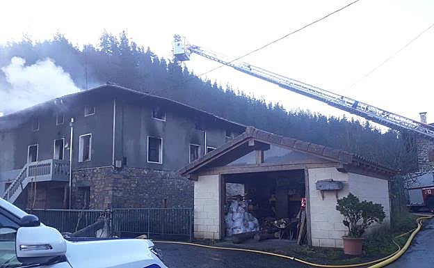 Los bomberos han realizado a lo largo de la mañana labores de control para evitar que el fuego se reavive. 