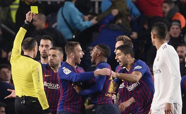 Mateu Lahoz amonesta a Jordi Alba mientras el Barça celebra el empate. 