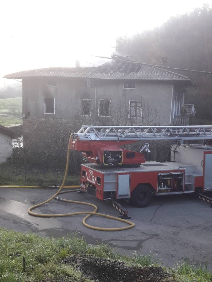 Fotos: Incendio en un caserío de Zeberio