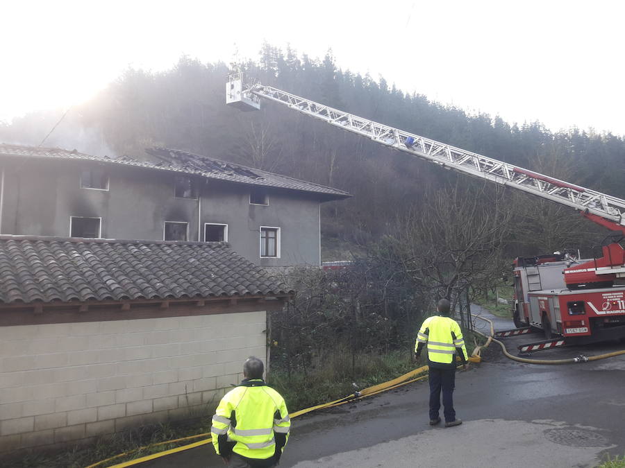 Fotos: Incendio en un caserío de Zeberio