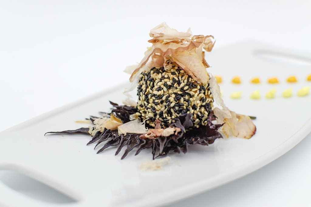 Finalista: TATAKI DE BONITO AL JENGIBRE SOBRE HOJA DE SHISO MORADA CORONADO POR LÁMINAS DE KATSUOBUSI Y MAYONESA DE SHIRACHA Y WASABI. Bar LA OLLA Plaza Nueva, 2 · Bilbao