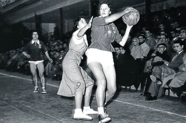 Primer partido internacional femenino y los primeros pantalones cortos en Vitoria.