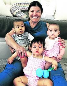 Imagen secundaria 2 - Arriba, la ahora mujer de negocios se sube en su 'porsche' blanco. Abajo, a la izquierda, vestida de largo para el Festival de Cannes. Abajo a la derecha, con sus tres nietos más pequeños en una imagen distribuida por ella misma en Twitter.