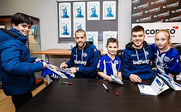 Víctor Laguardia y Martín Agirregabiria, duranet la firma de libros. 