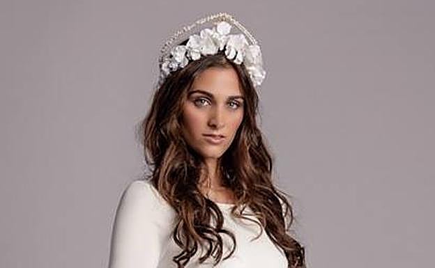 Imagen principal - Los tocados de Anita Ribbon son piezas únicas y personalizables.