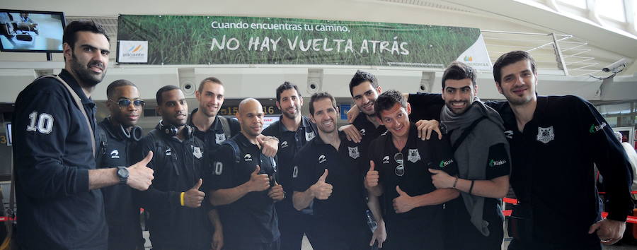 La plantilla del Bizkaia Bilbao Basket posa en el aeropuerto de Loiu, antes de partir hacia Valencia, al que se enfrentaban en una competición europea en 2011.