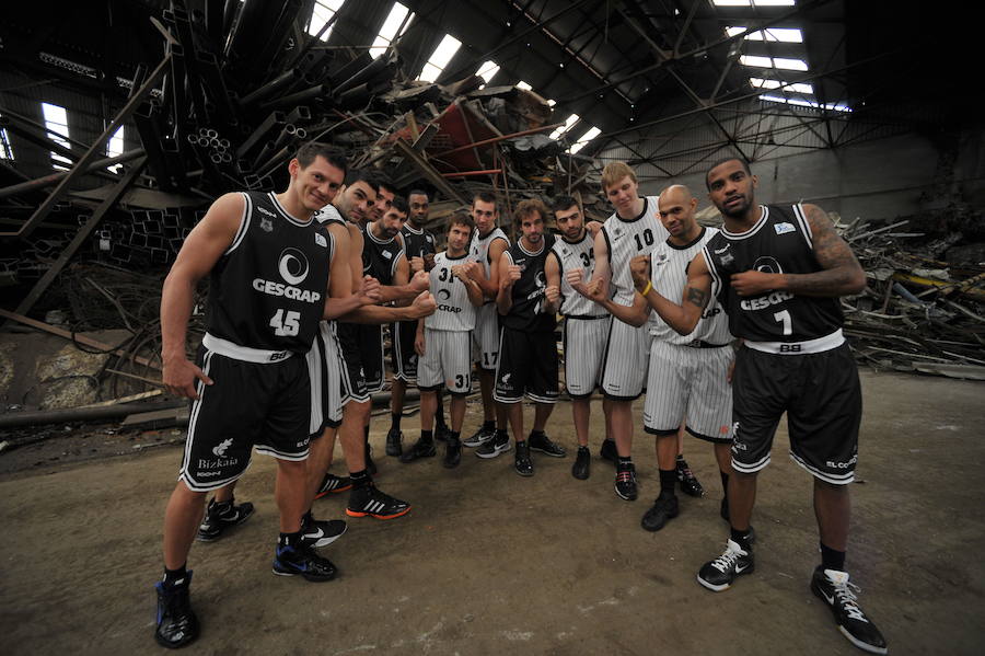 Los jugadores del Bizkaia Bilbao Basket, en la presentación del patrocinio de Gescrap en 2011.