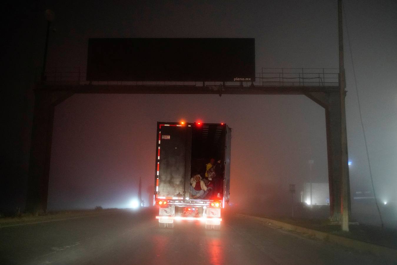Los migrantes toman un paseo en la parte trasera de un camión durante su viaje hacia Estados Unidos, en San Luis Potosí, México, el 2 de febrero.