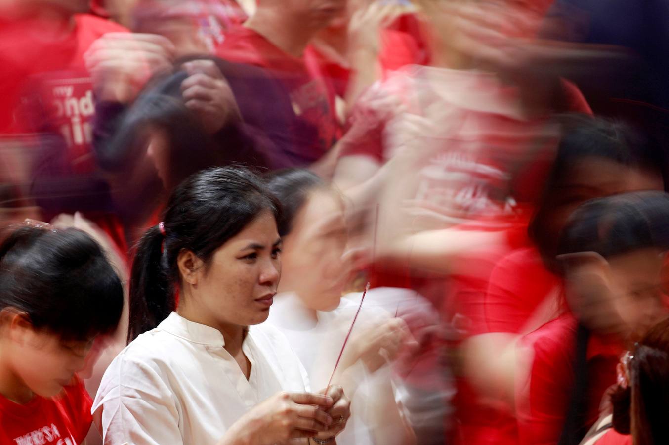 Una mujer enciende un palo de incienso en el Año Nuevo Lunar chino en un templo en Binondo, Manila, Filipinas, el 5 de febrero.