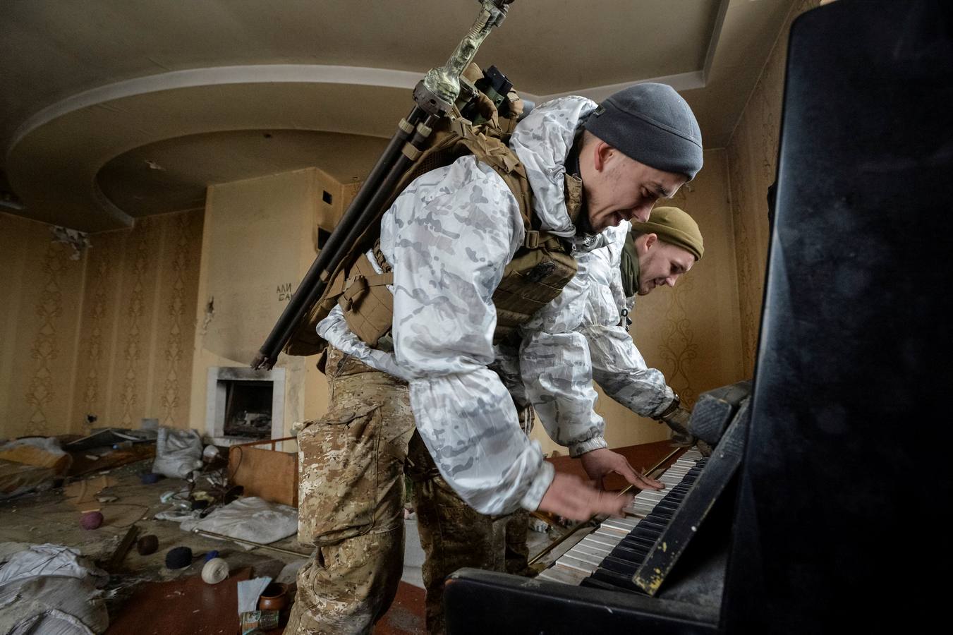 Los miembros de las Fuerzas Armadas de Ucrania tocan el piano. Casa destruida cerca de su posición en la línea del frente en la región de Donetsk, Ucrania, 4 de febrero.