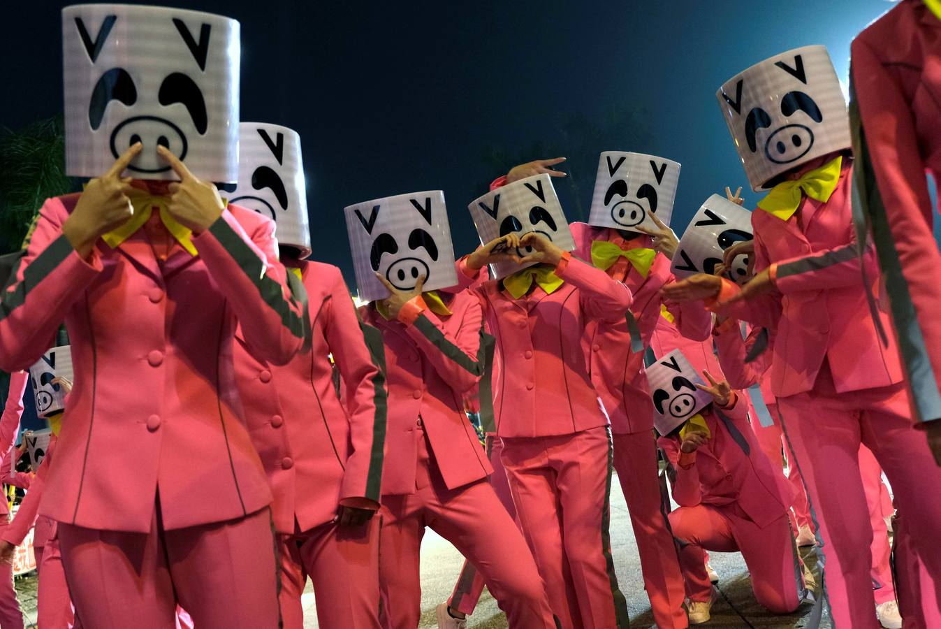 Los artistas usan máscaras de cerdo cuando participan en el desfile nocturno del Año Nuevo Lunar en Hong Kong, el 5 de febrero.