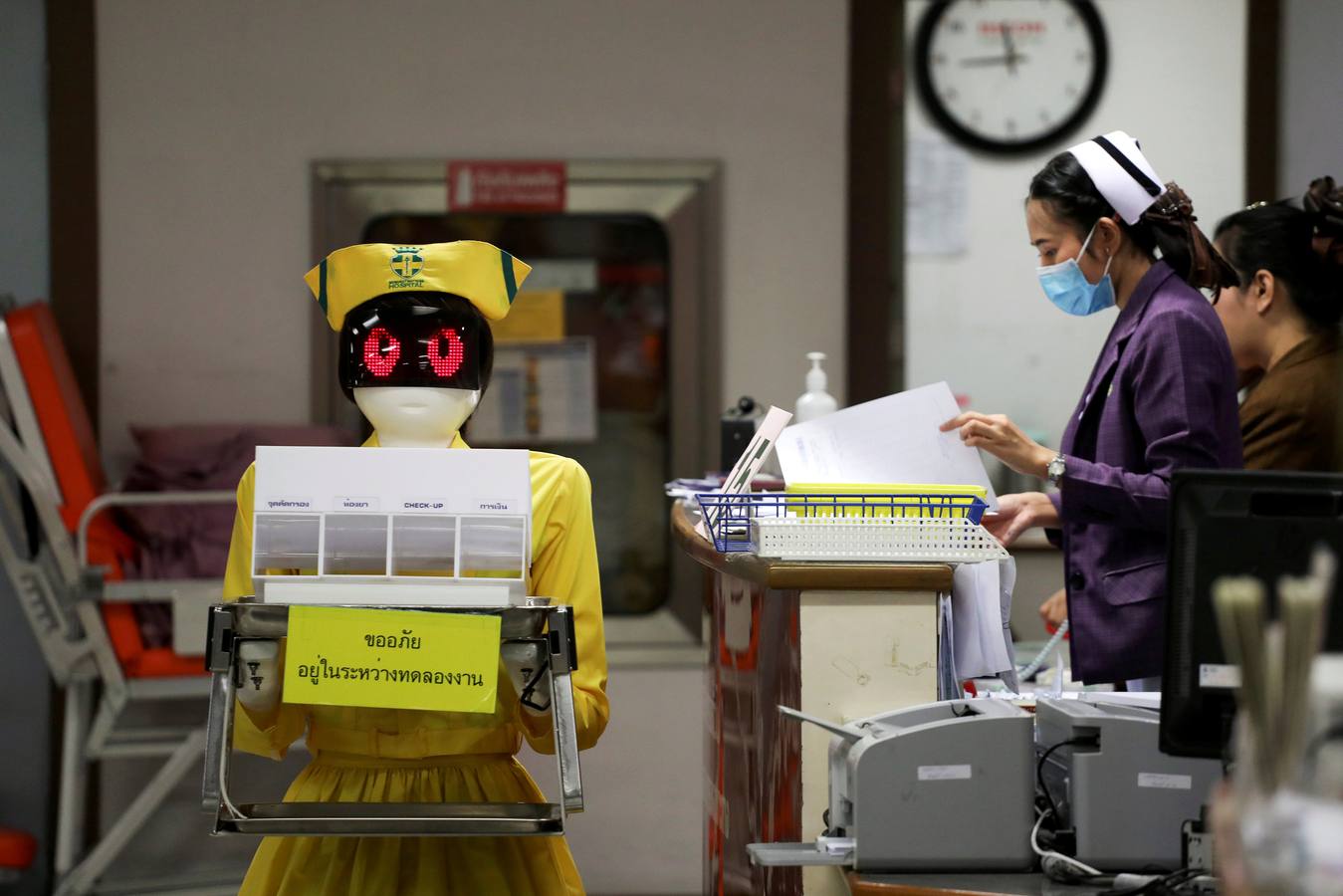 Un robot con un disfraz de enfermera lleva documentos médicos al Hospital General de Mongkutwattana en Bangkok, Tailandia, el 6 de febrero.
