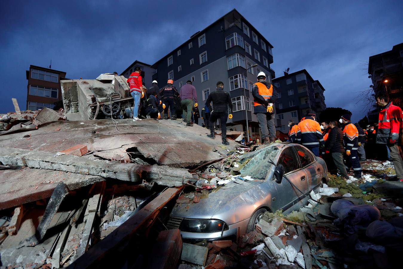 Los rescatistas buscan supervivientes en el sitio de un edificio residencial colapsado en el distrito de Kartal, Estambul, Turquía, 6 de febrero.