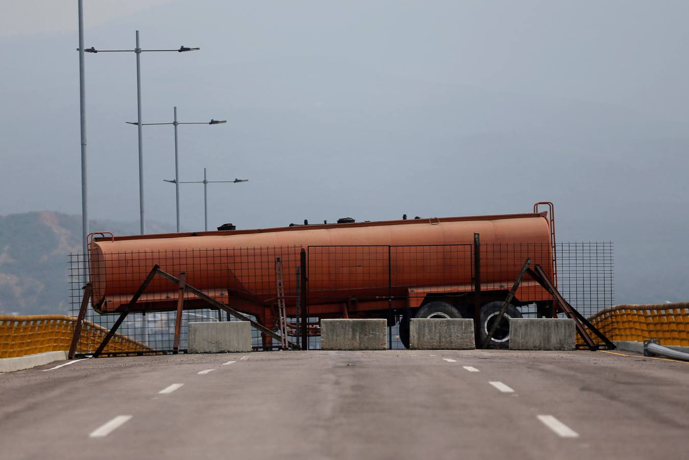 El tanque de combustible bloquea el paso vehicular en el puente transfronterizo Tienditas entre Colombia y Venezuela, en Cucuta, Colombia, el 6 de febrero.