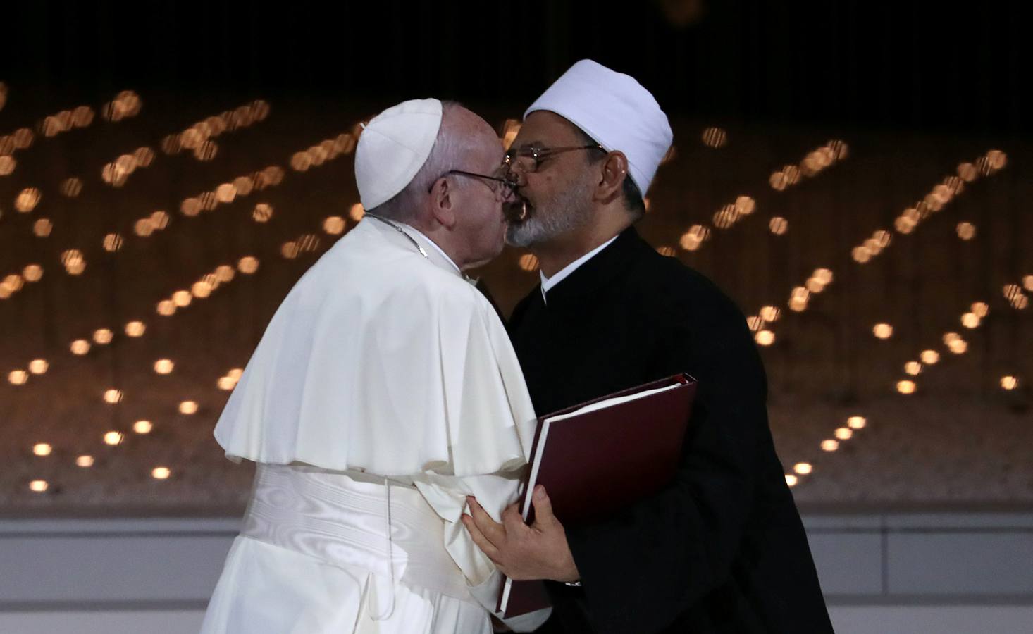 El Papa Francisco y el Gran Imán de al-Azhar Sheikh Ahmed al-Tayeb se besan después de firmar un documento sobre la lucha contra el extremismo, durante una reunión interreligiosa en el Memorial del Fundador en Abu Dhabi, Emiratos Árabes Unidos, el 4 de febrero.