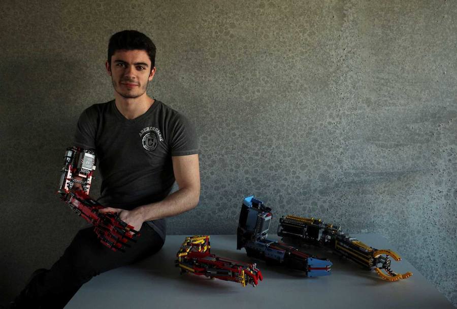 David Aguilar nos muestra sus prótesis de brazo, construidas con piezas de Lego, durante una entrevista en su casa, en Sant Cugat del Vallés, cerca de Barcelona