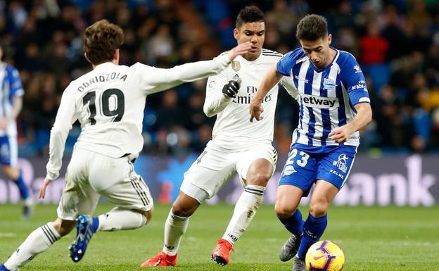 Jony encara a Odriozola en el encuentro ante el Real Madrid.