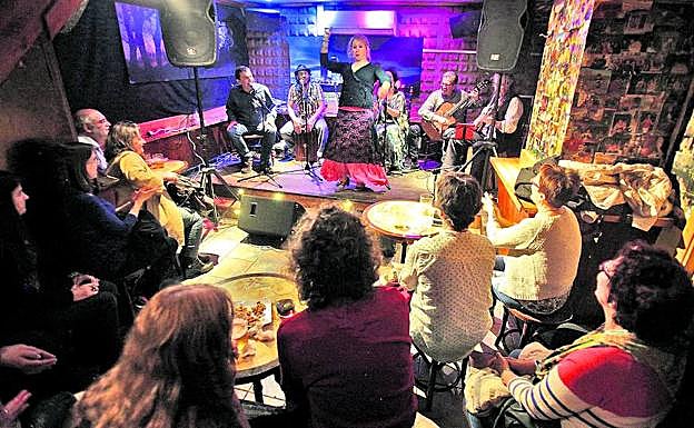 Actuación en el Extitxu, uno de los establecimientos que programa 'bolos' con regularidad. 