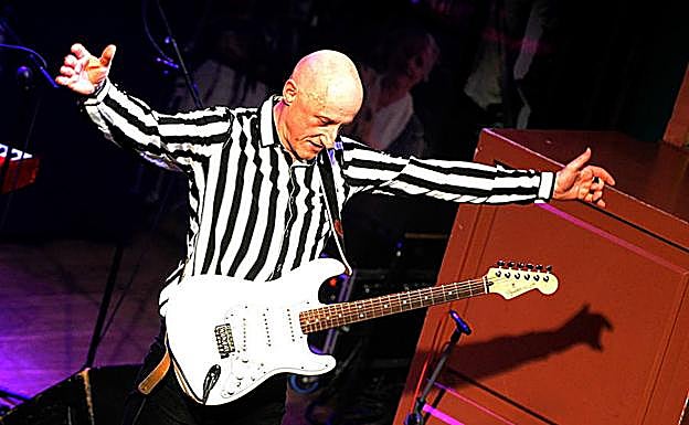 Jorge Martínez impartiendo su bendición.