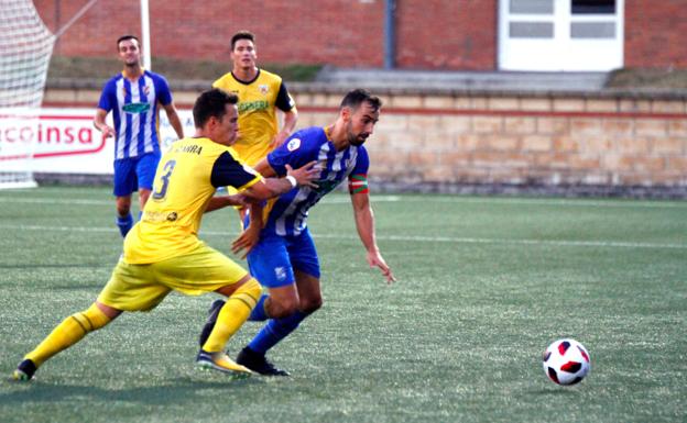 Molina, autor del tanto del empate, en el partido disputado en Tabira ante el Izarra. 